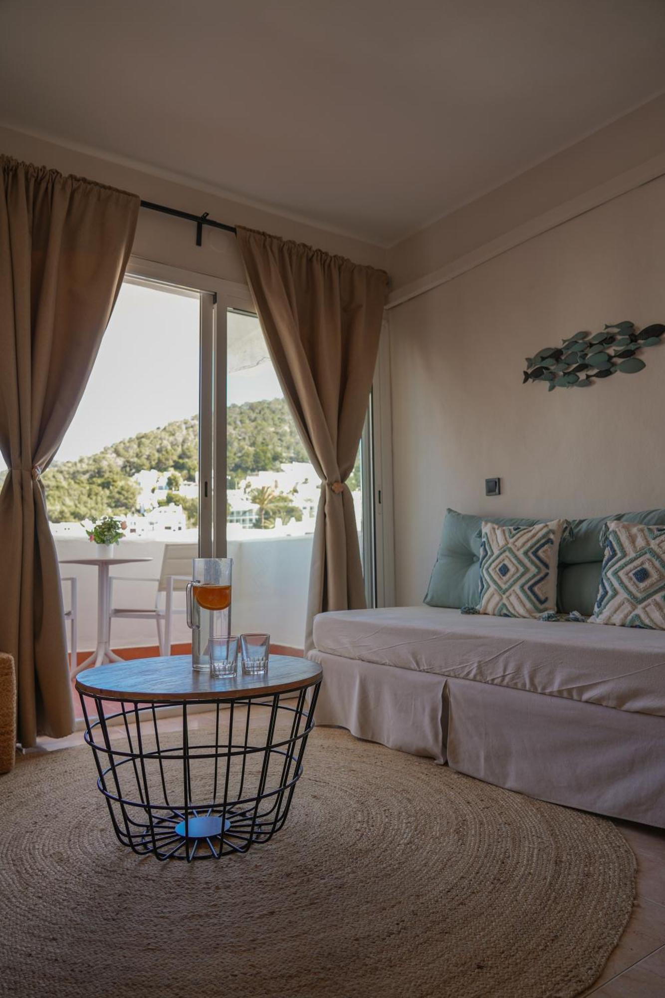 Apartamentos Ses Veles Cala Llonga  Extérieur photo