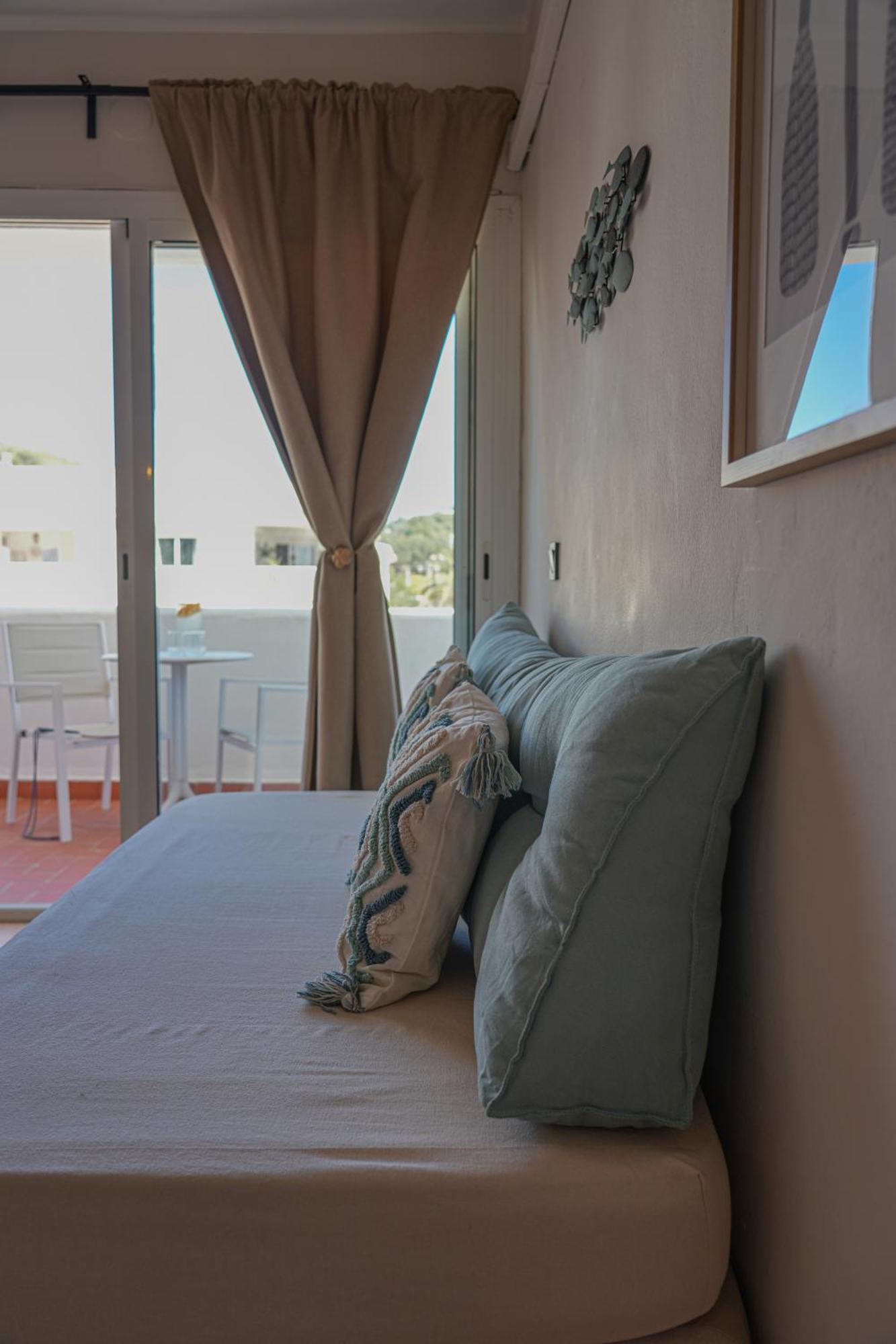 Apartamentos Ses Veles Cala Llonga  Extérieur photo